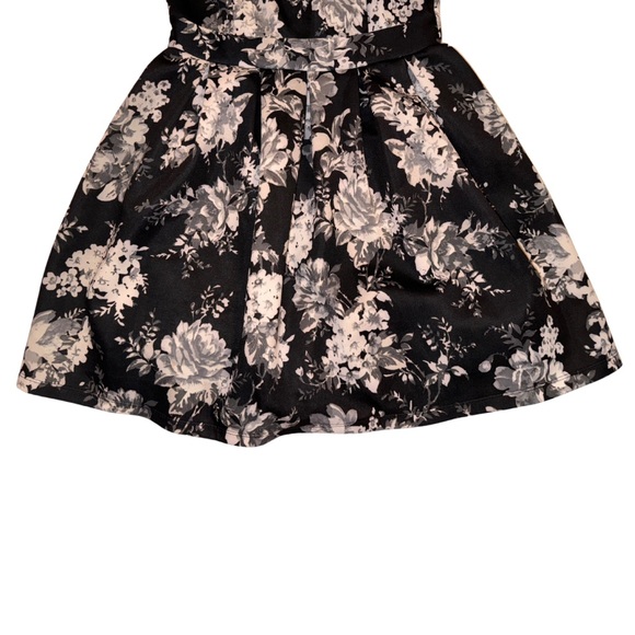 EMERALD SUNDAE |JUNIORS| NWOT | B&W Floral Fit & Flare Mini Dress Size M - Picture 4 of 5